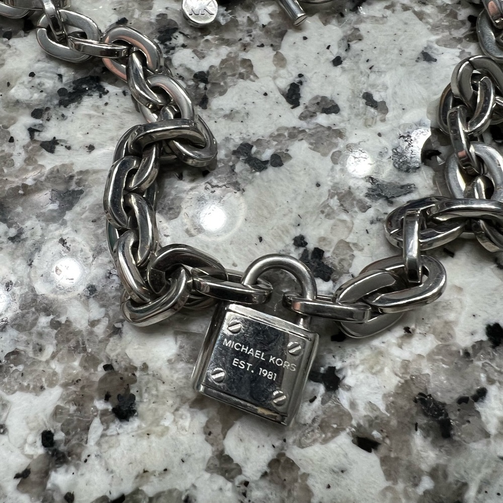 Michael Kors padlock Necklace - Picture 5 of 6
